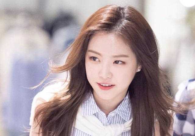 17岁出道19登舆论顶峰，无争反遭质疑，身陷整容风波大方回应