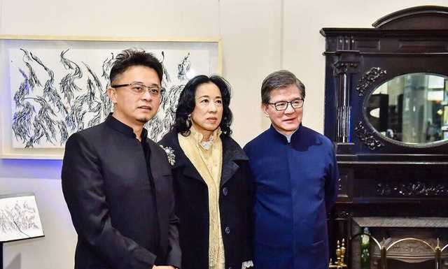 中国好继母？港媒拍朱玲玲陪老公逛街，劳心劳力为继子寻新婚豪宅