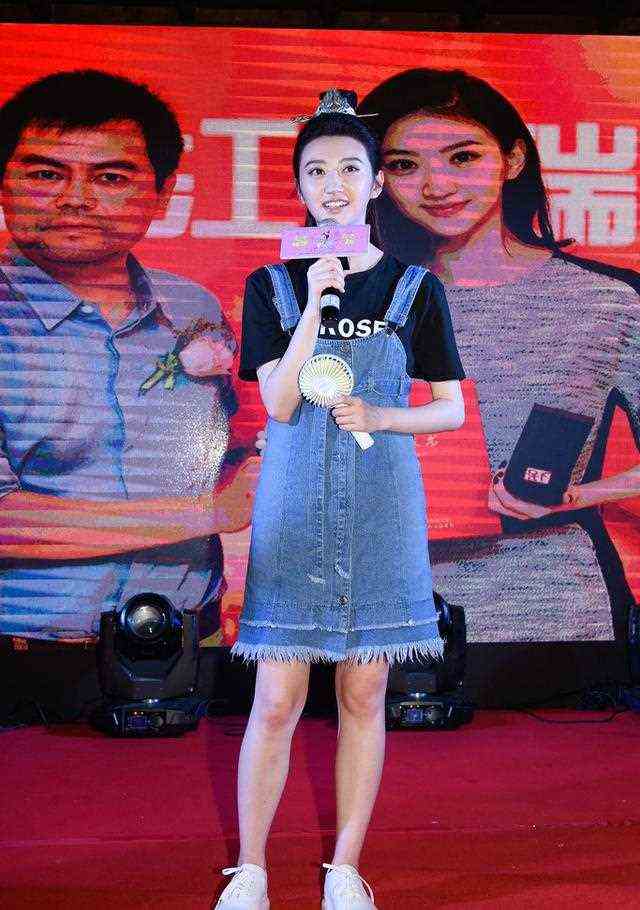景甜身着牛仔背带裙庆生，一点也不像快而立之年的人