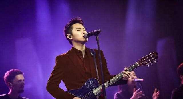 迷倒汪峰、征服那英、俘虏李健，这个被隐藏7年的“好声音冠军”，终于回归了