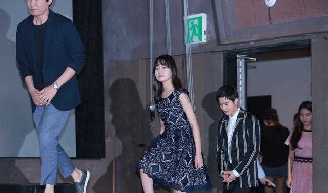 韩国电影《女中学生A》试影会，EXO成员眼冒金星，摄影师太不专业