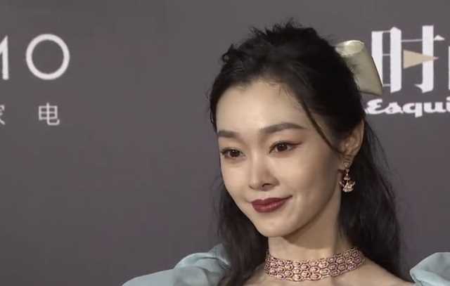 红毯尴尬瞬间：信号中断，万茜频护胸好怕走光，吴宣仪小表情太多
