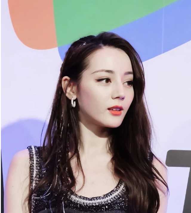 有种“梨花带雨哭”叫迪丽热巴，哭到花妆鼻尖通红，却让人更喜欢