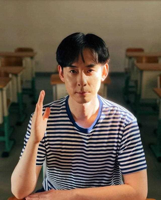 40岁演员刘欢梳一头干净利落的学生头，身穿蓝条纹T恤，太冻龄了
