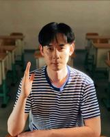 40岁演员刘欢梳一头干净利落的学生头，身穿蓝条纹T恤，太冻龄了