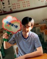 40岁演员刘欢梳一头干净利落的学生头，身穿蓝条纹T恤，太冻龄了
