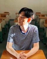 40岁演员刘欢梳一头干净利落的学生头，身穿蓝条纹T恤，太冻龄了