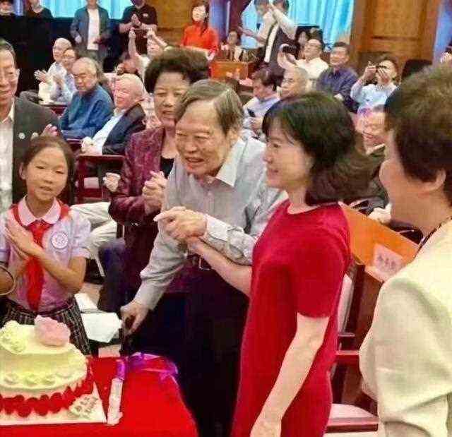 杨振宁和娇妻翁帆同框，衬衫配西裤精神矍铄，让人忘记54岁年龄差