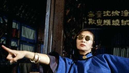 耳朵失聪仍拿下影后，还曾为了慈善下跪，她的一生是个励志故事