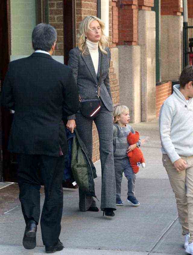 34岁超模KK，高领毛衣搭配复古OL套装，在秋日午后笑容绽放