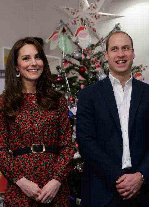 搞氛围能手上线，凯特圣诞配色接受访谈，万元开衫隔屏显喜庆壕气