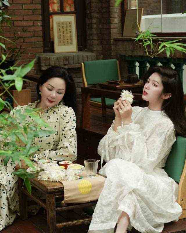 时尚博主表达爱的方式：和妈妈换上温柔优雅的母女装