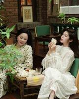 9c44990b-affe-4d0e-bb85-efaecc0219c8_1.jpg 时尚博主表达爱的方式:和妈妈换上温柔优雅的母女装