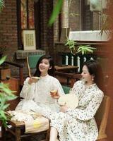 9c44990b-affe-4d0e-bb85-efaecc0219c8_2.jpg 时尚博主表达爱的方式:和妈妈换上温柔优雅的母女装