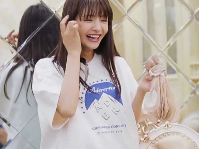 麦迪娜与姜潮跪在地上拆包装，小麦妈妈小声嘀咕的话，观众笑出声