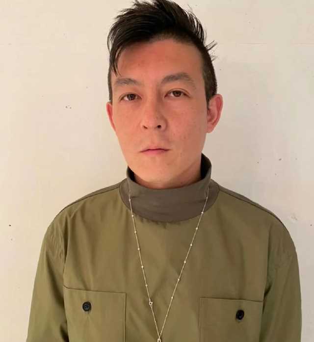 陈冠希一家三口罕见齐聚！女儿打扮不逊色超模，身高都到妈妈腰部