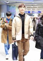 型男！炎亚纶咖色外套搭黑衬衫帅气有型，身姿挺拔魅力四射