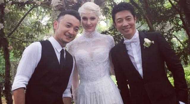 撒贝宁一家四口赶大集！妻子被赞身材好，小撒穿套装被形容屁股翘