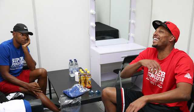 腾讯NBA名人赛，吴亦最脸红的一幕，MC让张丰毅艾弗森站起来！