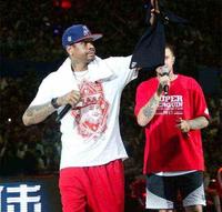 腾讯NBA名人赛，吴亦最脸红的一幕，MC让张丰毅艾弗森站起来！