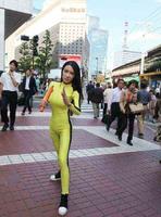 不知名女星在日本街头模仿李小龙,耍双截棍,好丢脸…… 不知名女星在日本街头模仿李小龙,耍双截棍,好丢脸……