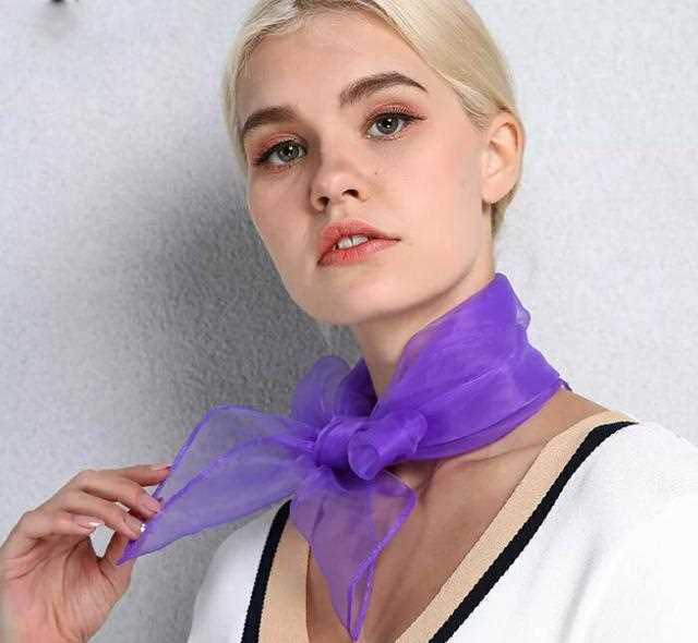 这个季节给女人戴一条围巾是多么时髦，以免看起来像教堂的仆人