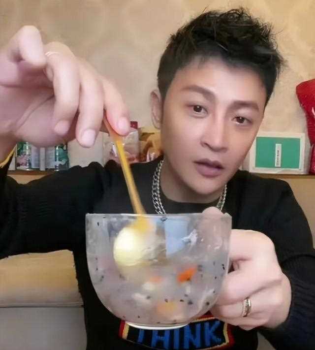 周六曝出8个瓜，婚内出轨、小鲜肉恋爱，因病去世，个个都是大瓜