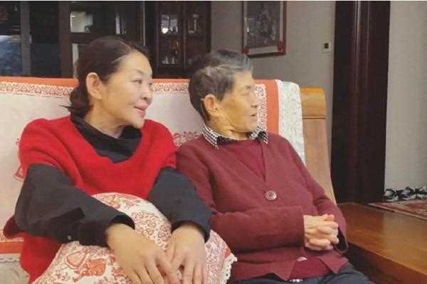 倪萍与90岁母亲同框，画面温暖又感伤，因一件事得罪父亲遗憾一生