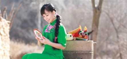王二妮的全家照，妹妹比她还漂亮，王二妮还举办助学基金