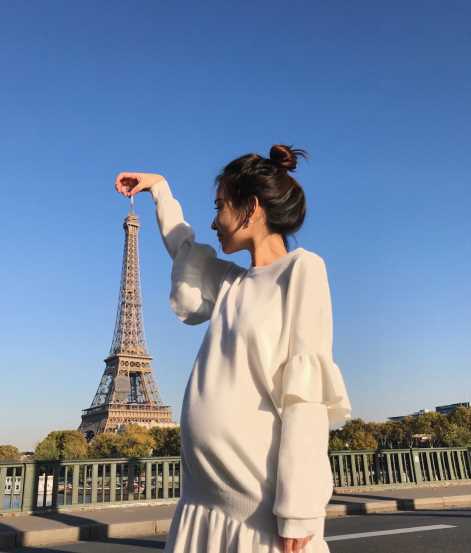 雪梨在微博晒出自己和小宝宝的照片，完全不像生过宝宝的样子！