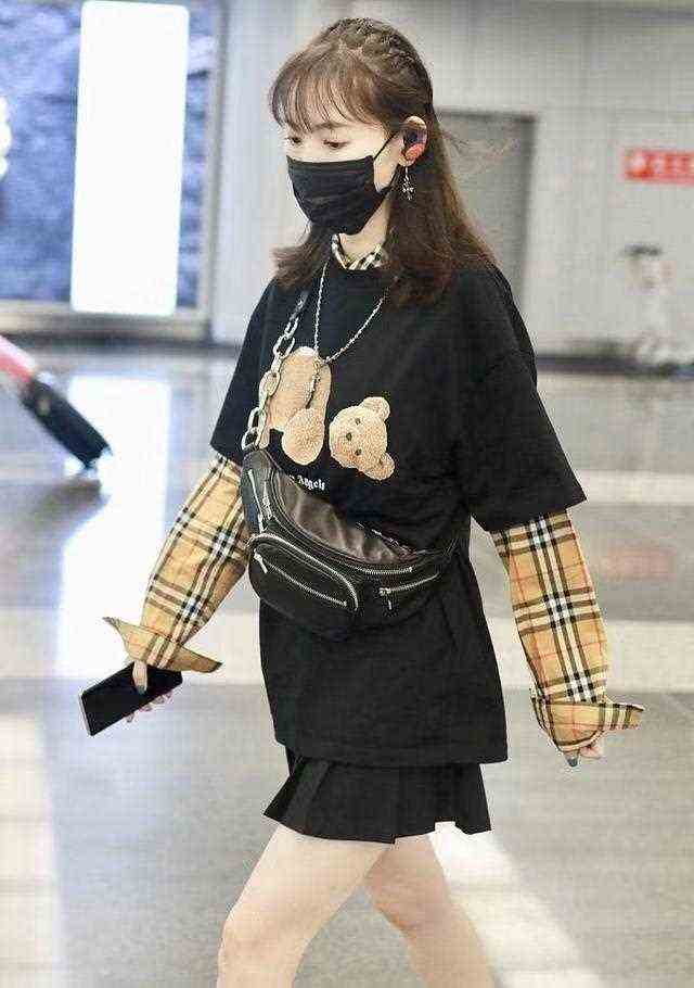 马蓉走机场怀孕传闻不攻自破，黑T配短裙腿好短，不带女儿更青春