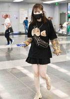 马蓉走机场怀孕传闻不攻自破，黑T配短裙腿好短，不带女儿更青春