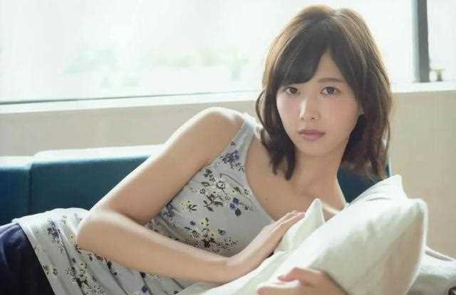 日本樱坂女团人气少女偶像渡边理佐，一只飞向夜空的百灵