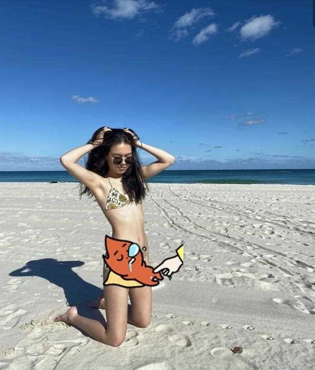 法图麦秀比基尼身材，母女俩定居美国，李咏生前北京豪宅久无人住