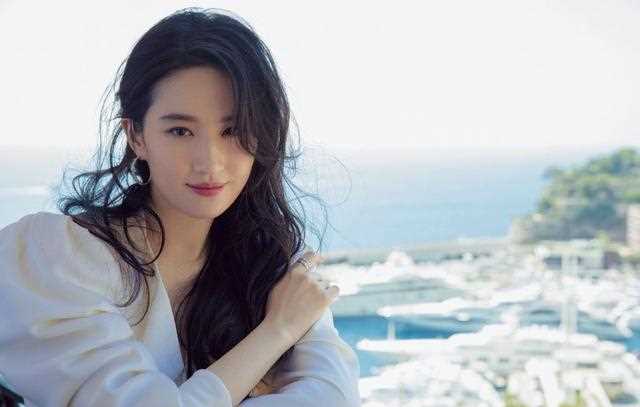 刘亦菲旅行真豪气，7千西装配4644包优雅高级，戴草编帽美成公主