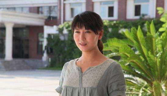 47岁闫学晶与儿媳罕同框！婆媳差23岁颜值似姐妹，关系融洽惹人羡