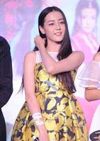 迪丽热巴生日，现场劲爆秀舞，撕衣服成全场亮点