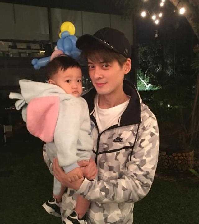 郭品超抱神秘小孩出镜，40岁了颜值不输小鲜肉