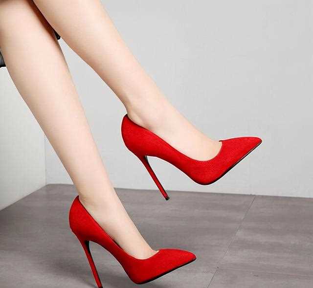 我们要学会衣着搭配打造视觉美感，更要选对一双高跟鞋来增加气质