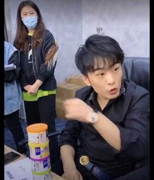 辛巴遭封杀退网背后的原因疑曝光“太狂”