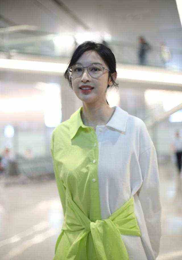 80后女星张俪黄白拼接裙清凉亮相，大步流星秀纤细美腿颜值吸睛