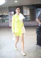 b12da2b2-de3f-4f55-bcc9-7350c8432016_2.jpg 80后女星张俪黄白拼接裙清凉亮相,大步流星秀纤细美腿颜值吸睛