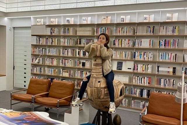 李多海晒生活近照，穿露脐装配短裤出门，全程用中文讲解广受好评