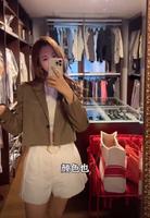 李多海晒生活近照，穿露脐装配短裤出门，全程用中文讲解广受好评