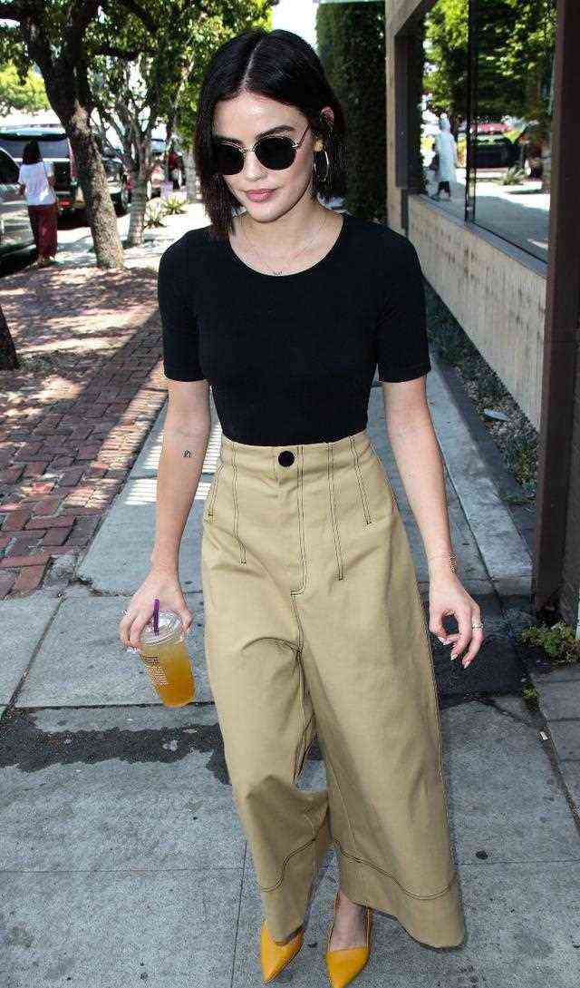 相机高高举起，1米57的她却不显很矮，全靠这一身好穿搭