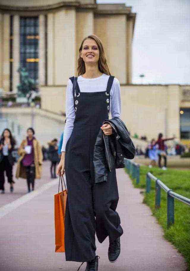 背带裤想要穿的不幼稚！这三种搭配可一定要学会