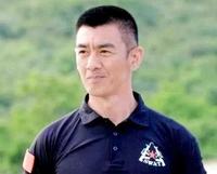 他父母离异，流浪睡天桥，自杀被救，给明星当“保镖”，今已成名