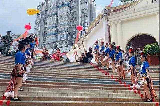 苗族歌后阿幼朵与布依歌王吴渐凯里放歌，引爆凯里铜锣湾广场