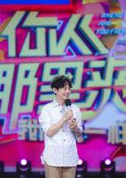 45岁何炅好年轻，红衬衫只塞一边太时髦，锡纸烫发型不止年轻10岁