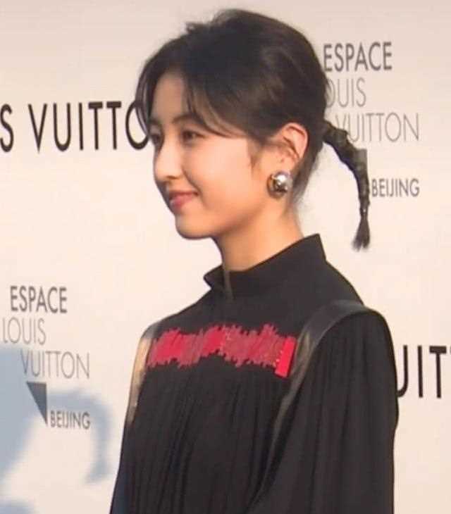 张子枫：我还小不适合烟熏妆！化完妆之后，网友：我没眼花吧？
